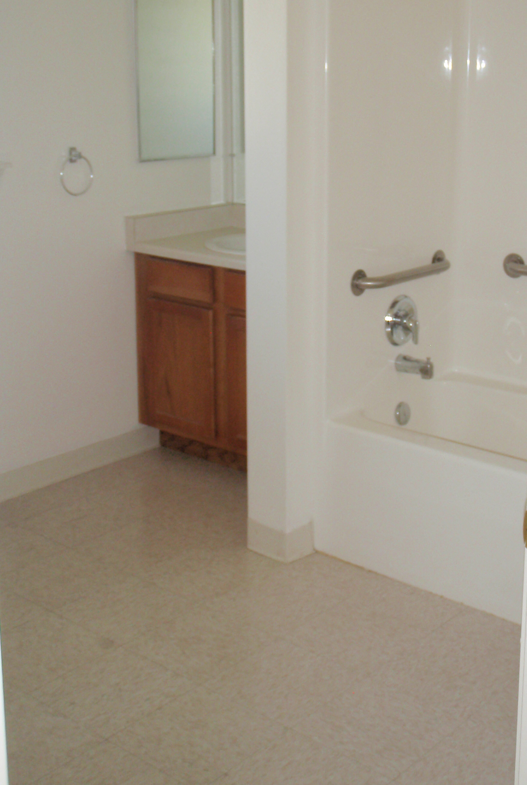 Roomy bathroom with Tub/Shower